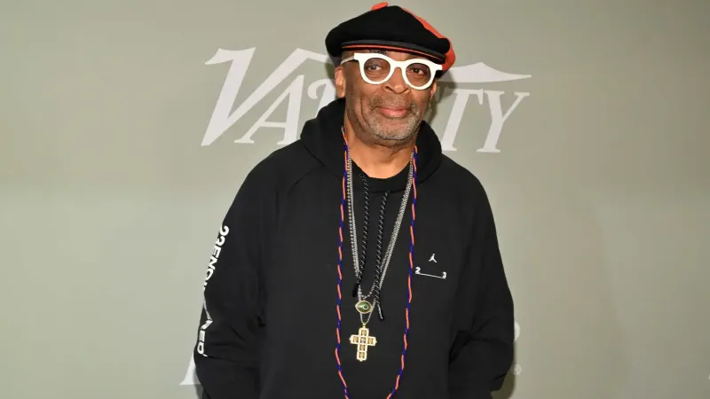 Spike Lee es sujetado durante una discusión con un aficionado en Yankee Stadium imagen del post