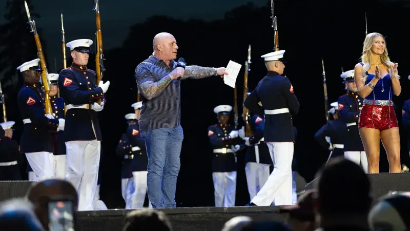 El comentarista de UFC, Joe Rogan, presenta los pesajes ceremoniales de UFC Freedom 250.