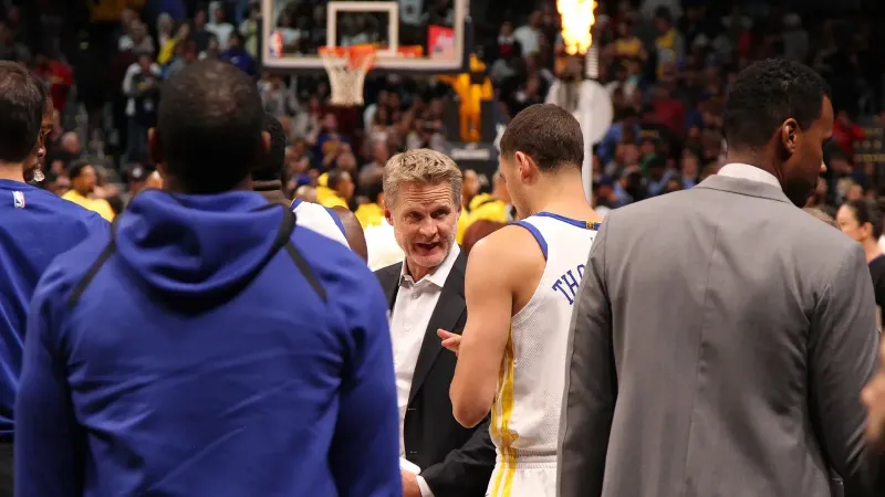 Steve Kerr habla con su equipo antes del comienzo de un partido en Denver, Colorado.