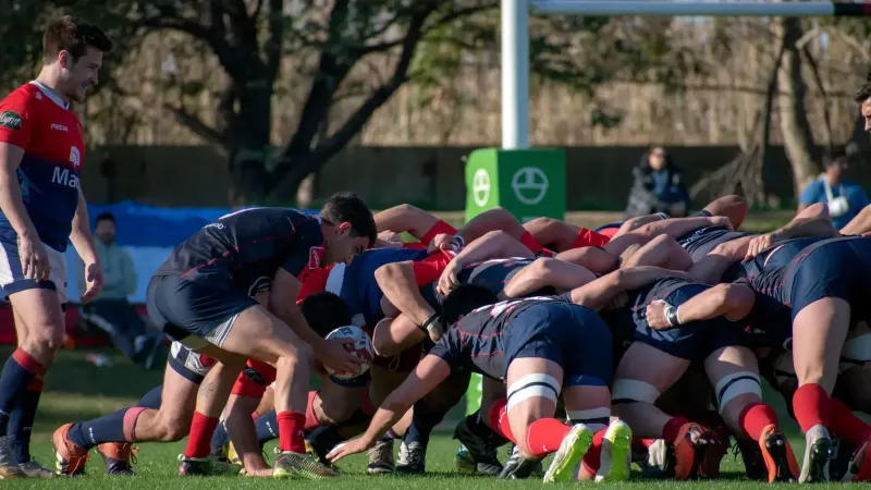 Intenso partido de rugby con jugadores involucrados en un scrum en Buenos Aires, Argentina.