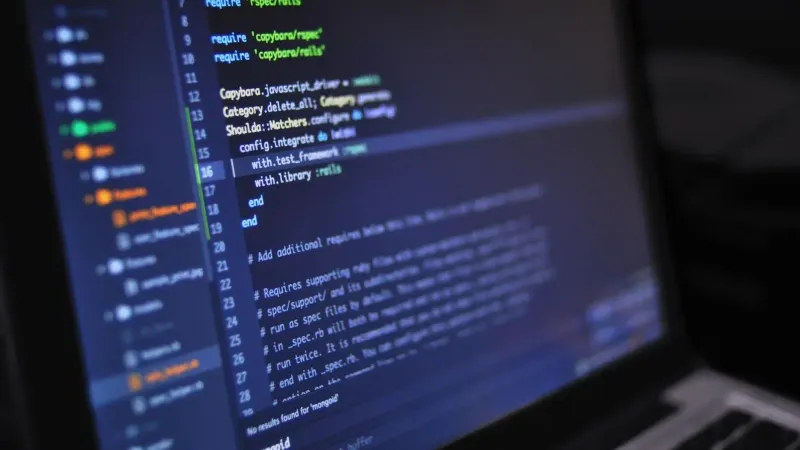Primer plano de una pantalla de computadora que muestra el código de programación en un entorno oscuro.