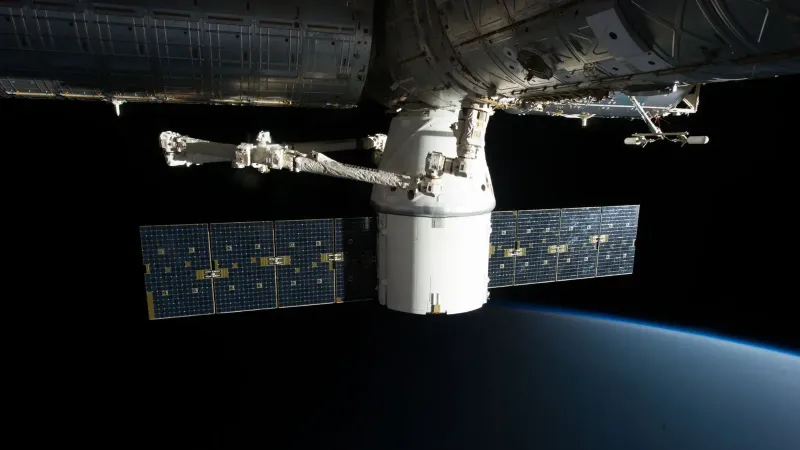 Un satélite SpaceX que se cierne sobre el horizonte de la Tierra en el espacio exterior, mostrando tecnología espacial avanzada.