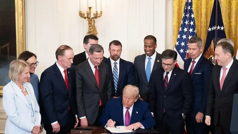 El presidente Donald Trump firma 3 proyectos de ley que apoyan a las industrias de automóviles y combustibles, el jueves 12 de junio de 2025, durante una ceremonia en el Salón Este de la