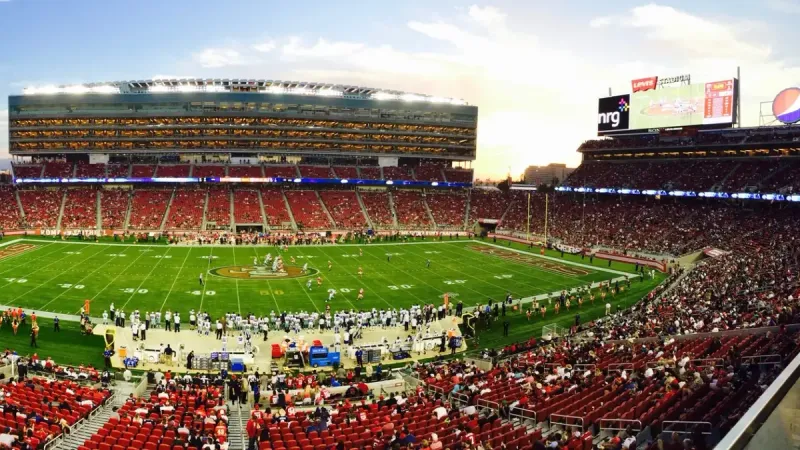 Una impresionante toma panorámica del estadio de Levi en Santa Clara durante un partido de fútbol lleno al atardecer.