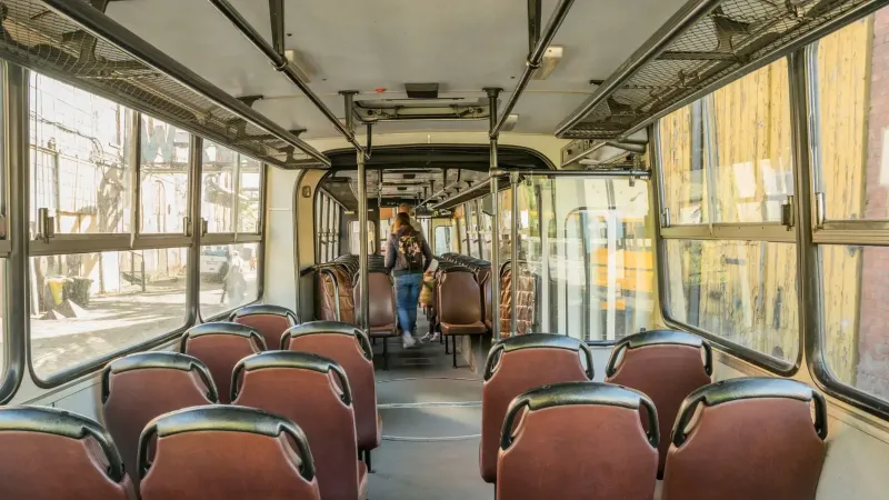 Explore el interior del tranvía vintage en Wrocław, destacando el tránsito urbano y el diseño retro.