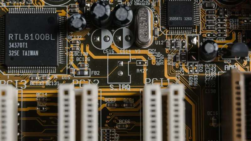 Vista detallada de una placa base con microchips y circuitos visibles.