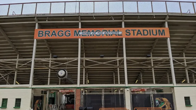 La entrada oriental del Estadio Memorial Bragg