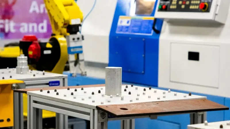 Cerca de maquinaria en un entorno industrial que muestra automatización y tecnología.