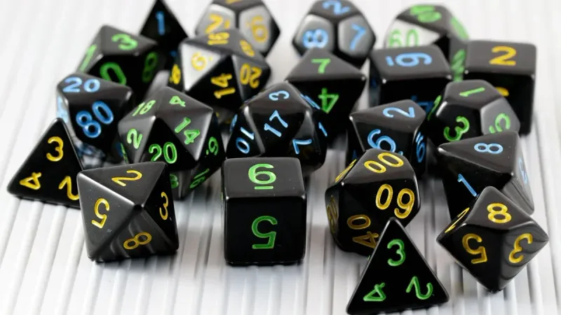Dados de juego poliédricos negros utilizados para mazmorras y dragones y otros juegos de rol de mesa.