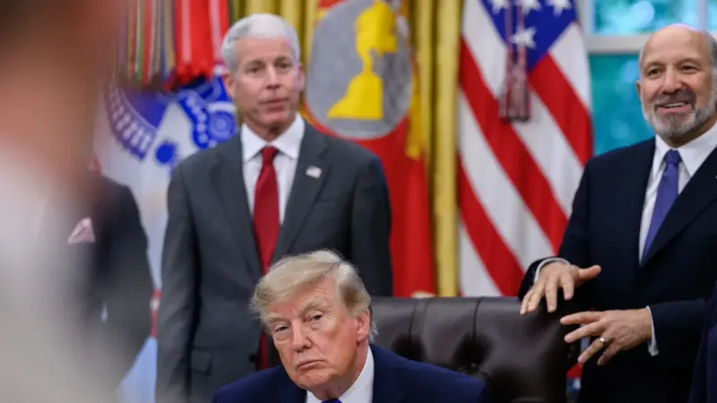 El presidente Donald J. Trump hace un anuncio sobre el acero el lunes 28 de septiembre de 2026 en la Oficina Oval de la Casa Blanca. (Foto oficial de la Casa Blanca por Molly Riley)