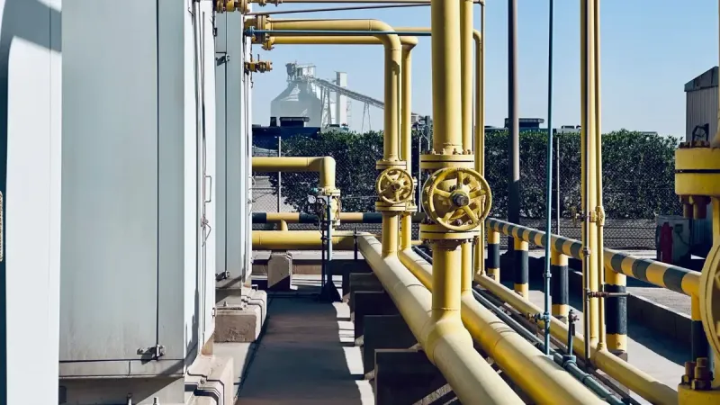 Una vista detallada de las tuberías industriales en una fábrica de Arabia Saudita.