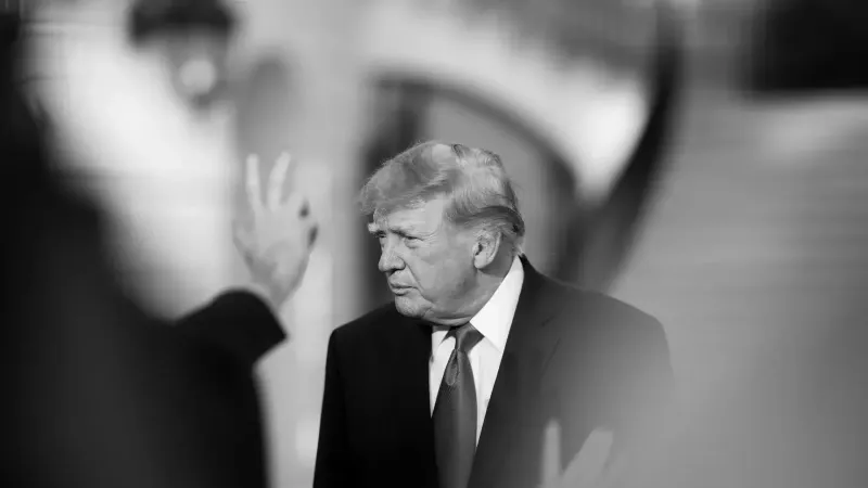 El presidente Donald J. Trump aborda Marine One en el jardín sur de la Casa Blanca, el lunes 12 de octubre de 2026, en camino a la base conjunta Andrews para un viaje a Youngstown, OH