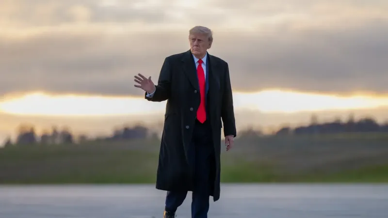 El presidente Donald J. Trump desembarca Marine One y aborda Air Force One en la base conjunta Elmendorf-Richardson en Anchorage, Alaska, martes 13 de octubre de 2026, en la ruta Harry Reid