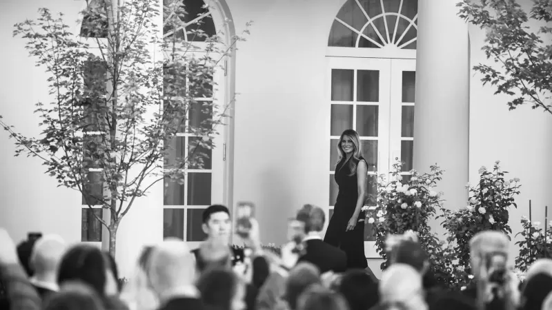 La Primera Dama Melania Trump camina a lo largo de West Colonnade antes de asistir a la Cumbre de Sitios Presidenciales de la Asociación Histórica de la Casa Blanca en el jardín de rosas