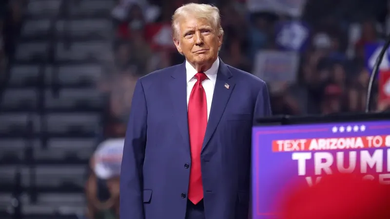 Ex presidente 45 (2017-2021) y futuro 47 (2025-2029) de los Estados Unidos Donald Trump en un mitin en Desert Diamond Arena en Glendale, Arizona, el 23 de agosto de 2024.