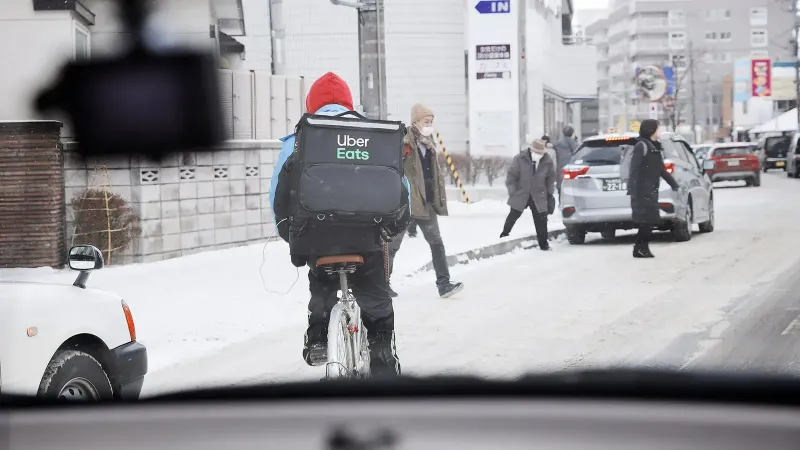 雪道をママチャリで配達するお姉さん。 20分後くらいに、まだ走っている姿に遭遇して 切なくなりました。ずっと登り坂だったでしょ・・・ ママチャリは辛かろうに・・・ がっつり稼いでMTB買おう！