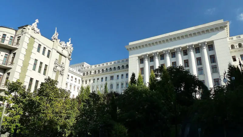 Будинок штабу Київського військового округу, в якому до 1991 року містився ЦК компартії України, Київ, Банкова вул., 11