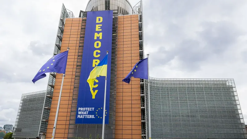Banderas europeas y ucranianas ondeando frente al edificio Berlaymont