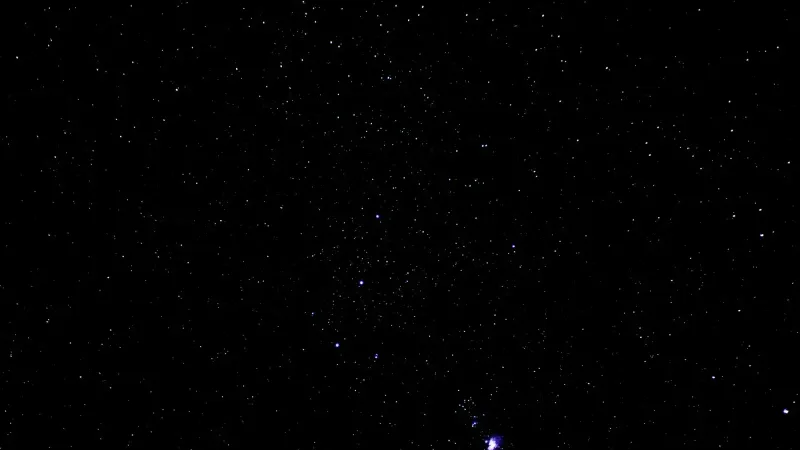 Hermoso cielo nocturno estrellado capturando constelaciones y cuerpos celestes.