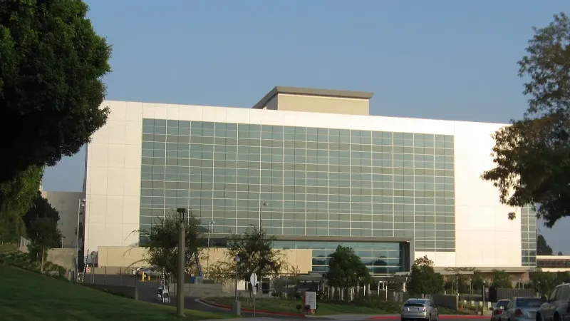 Frente de la torre clínica del nuevo hospital del edificio del Centro Médico del Condado de Los Ángeles/Universidad del Sur de California (LAC+USC), en Los Ángeles, California, abrió sus