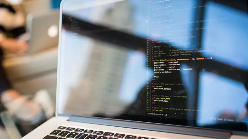 Portátil que muestra el código con la reflexión, perfecto para temas tecnológicos y de programación.