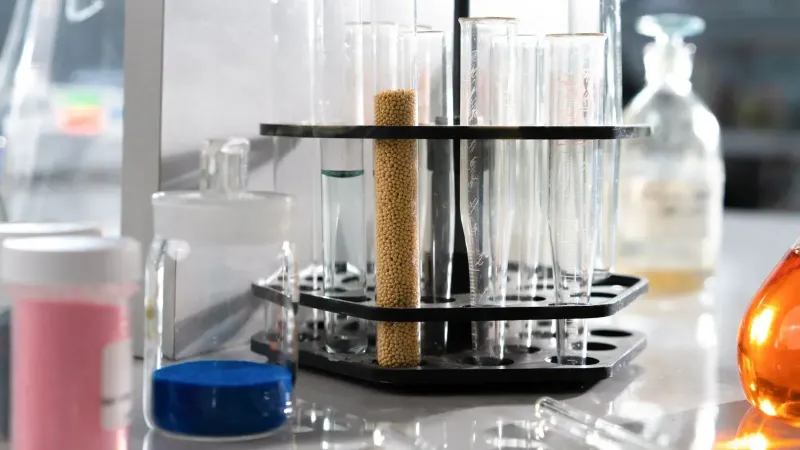 Primer plano de cristalería de laboratorio en un entorno de investigación científica.