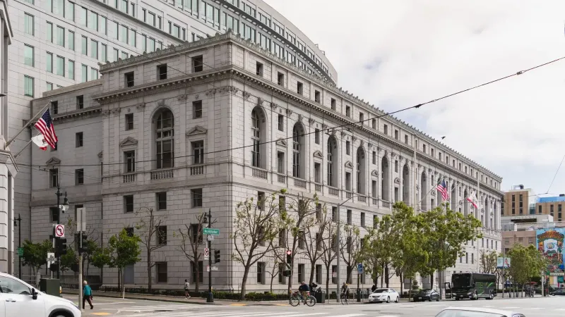 Elegante palacio de justicia neoclásico en San Francisco con banderas americanas afuera.