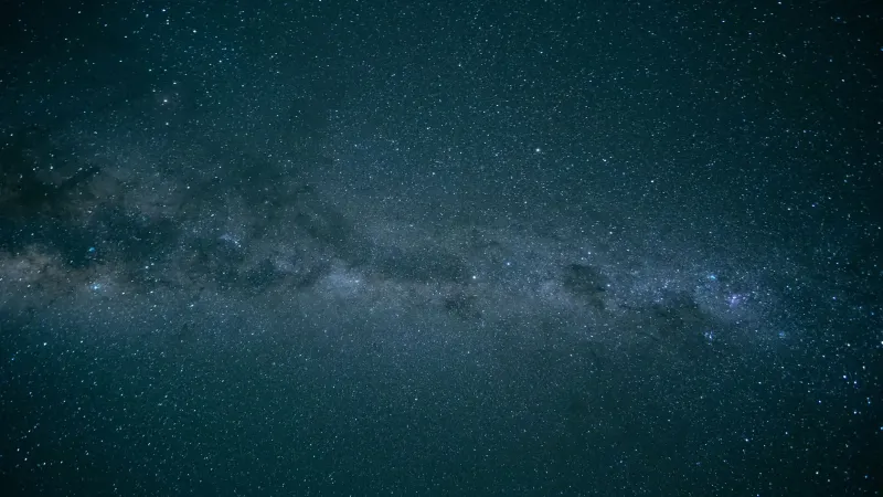 Captura de un cielo lleno de estrellas que destaca el esplendor de la Vía Láctea.