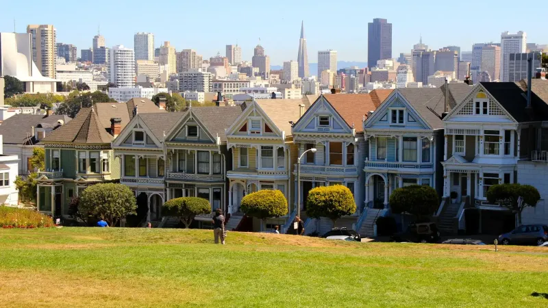 Vista de las icónicas damas pintadas con el horizonte de San Francisco en segundo plano.