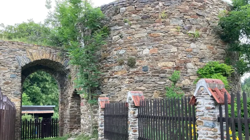 Zachované torzo věže hradu Talmberk.